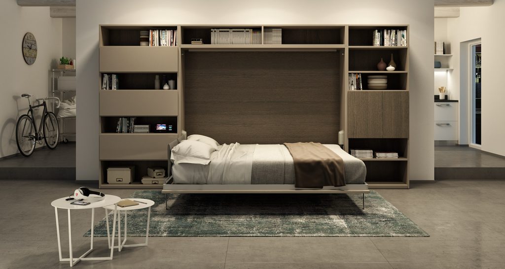 Letto a scomparsa orizzontale Gemini aperto, inserito in una parete attrezzata con librerie