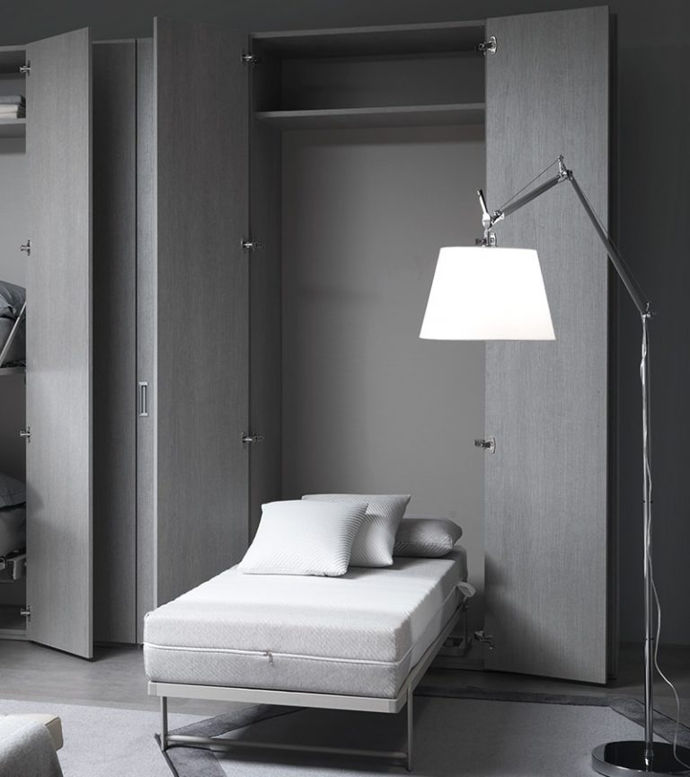 Letto a scomparsa Zippo aperto dentro un modulo armadio