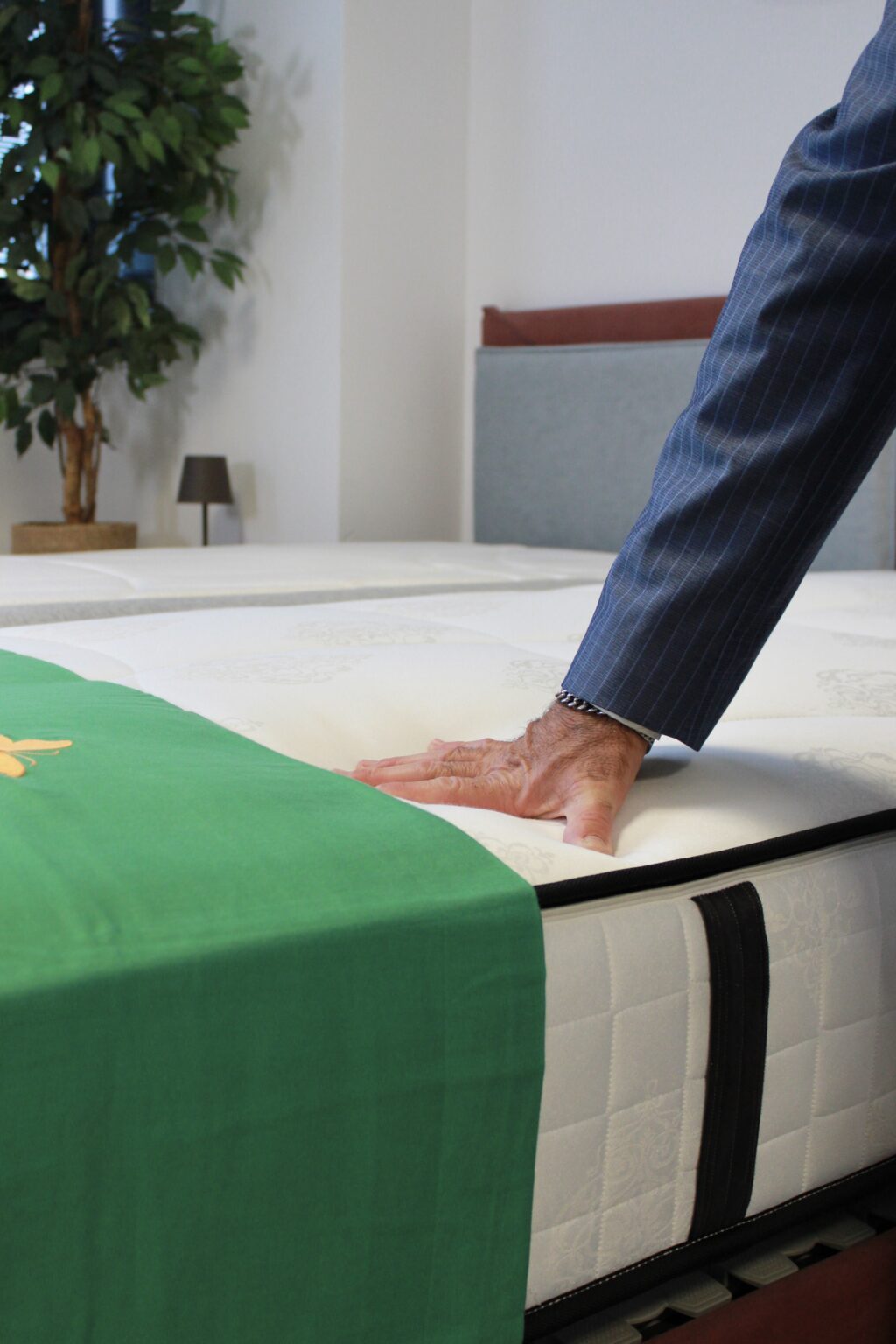 Materasso Maraflex provato a mano nello showroom di Stabio