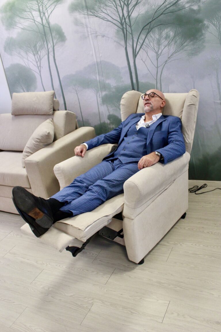 Poltrona relax alzapersona nello showroom Maraflex di Stabio