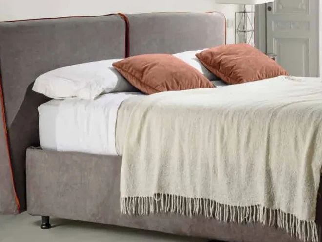 Guanciali su un letto imbottito Maraflex