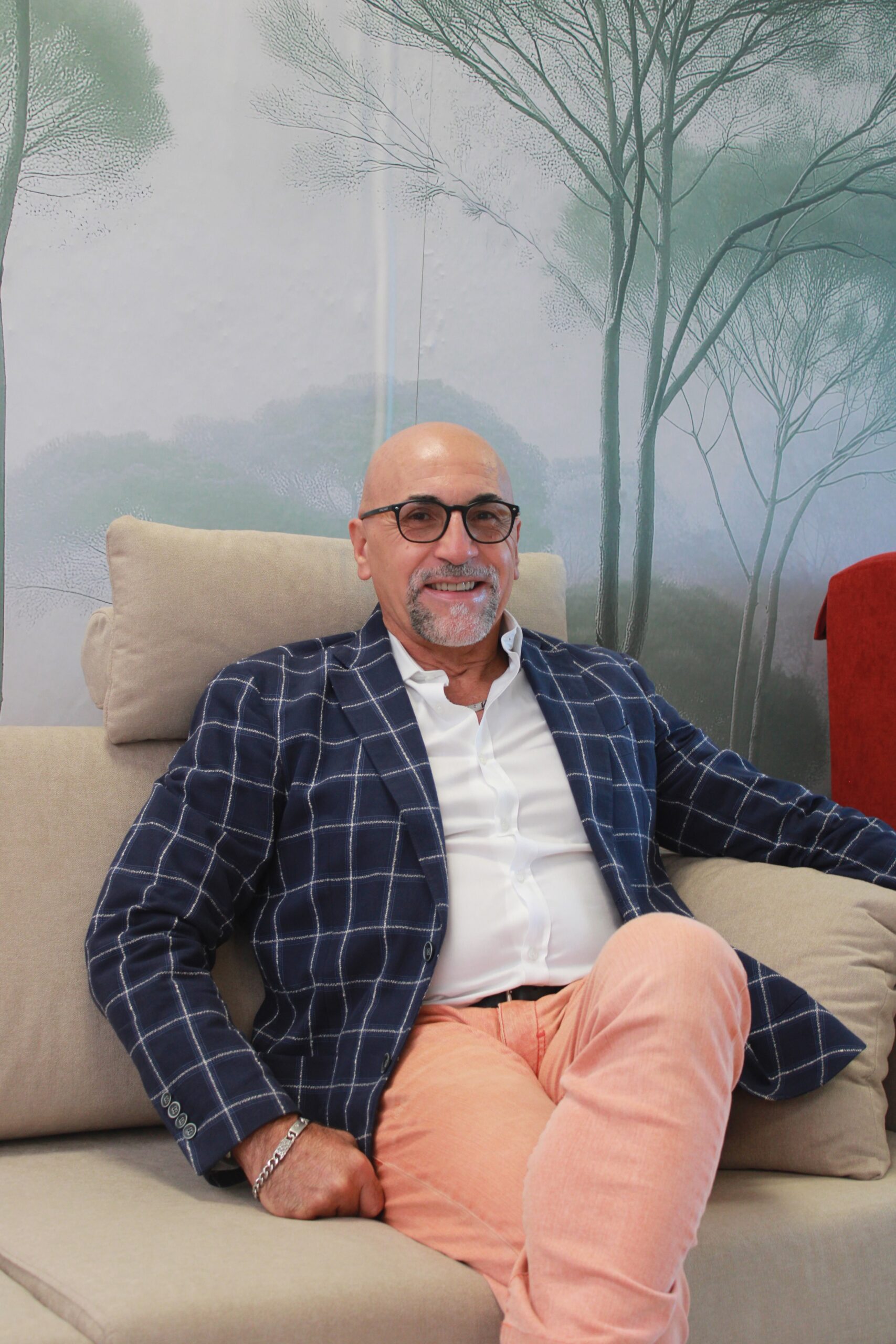 asquale Spanò, fondatore di Maraflex, nello showroom di Stabio