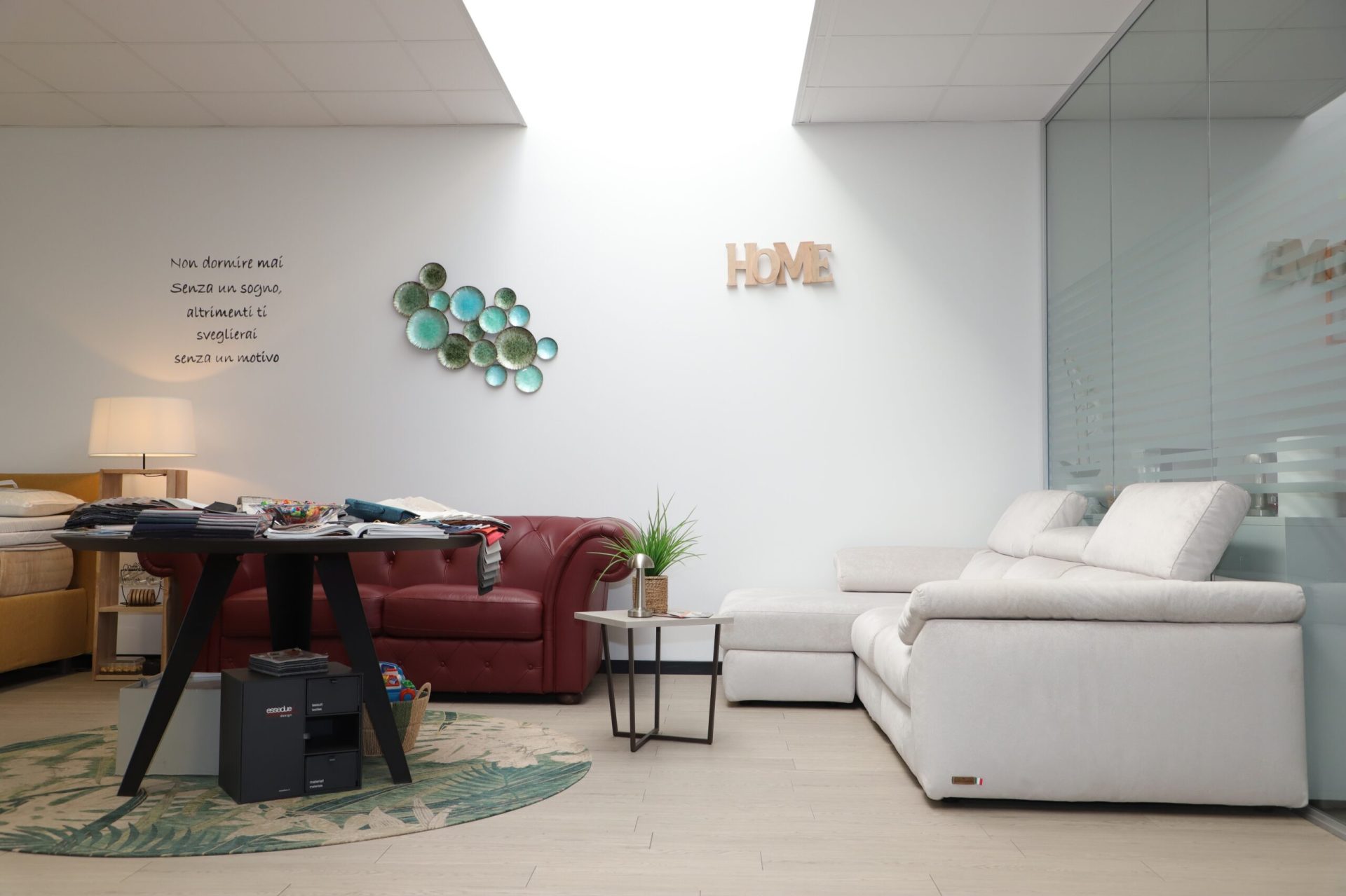 Showroom Maraflex a Stabio con divani, materassi e soluzioni per il riposo