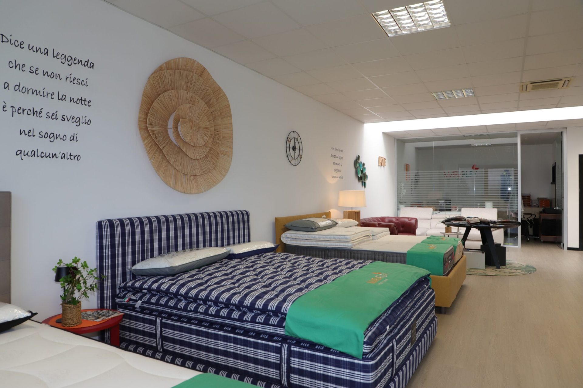 Esposizione di letti e materassi nello showroom Maraflex a Stabio
